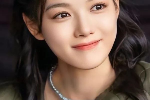 Kim Yoo-jung profile photo